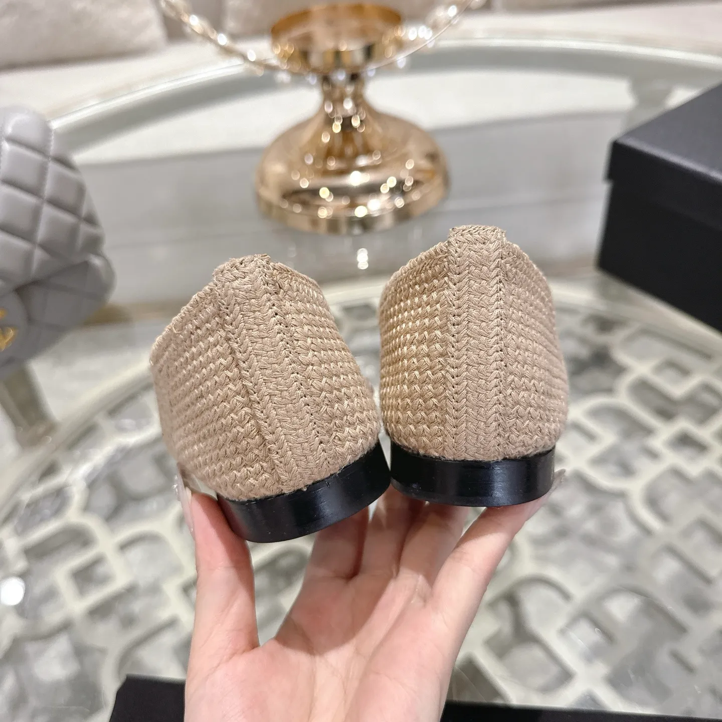 💕💕Factory direct selling price p540💕💕 Chanel 25SS finally releases woven ballet shoes‼ ️ Shoes worthy of their own article, I have to say that they are finally waiting for you! So elegant and chill. Wear it in the summer to enjoy the breeze and walk on the street. Round square toe design. Cute and cute~ The appearance is super online. When you wear it, you will feel like a wealthy daughter. I thought it was good-looking. Only when I put it on my feet do I know how easy it is to wear~ Upper: Exclusive custom-made mesh (comfortable and breathable) Foot pad: Sheepskin Outsole: Genuine leather sole imported from Italy Size: 35-39 (customized at 40.41.42)